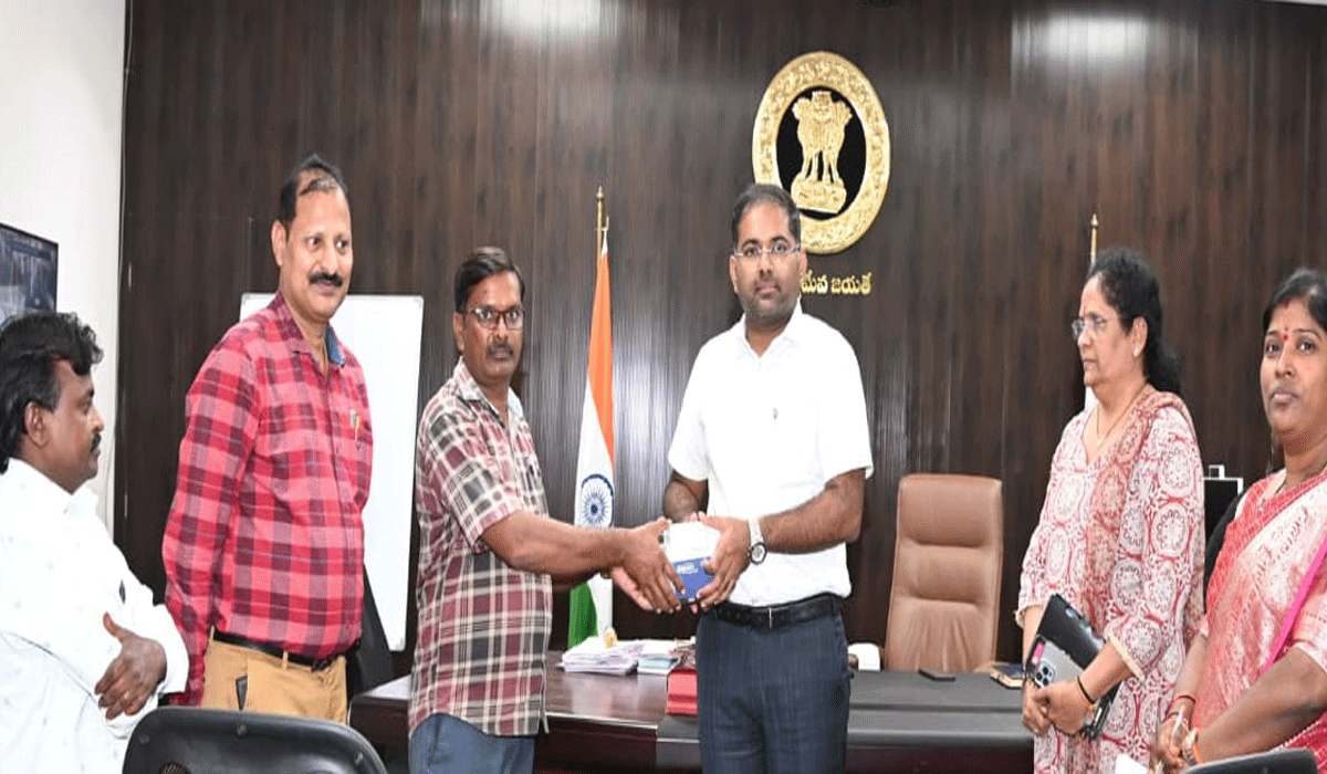 Collector Koya Sri Harsha | సులభ పద్ధతిలో పింఛన్ల పంపిణీ.. పెద్దపల్లి కలెక్టర్ కోయ శ్రీ హర్ష