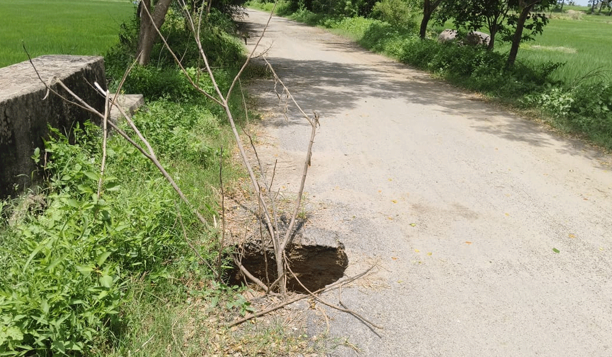 sultanabad | రోడ్డుపై గుంత.. ఇబ్బందుల్లో ప్రజానీకం.. పట్టించుకోని అధికారులు