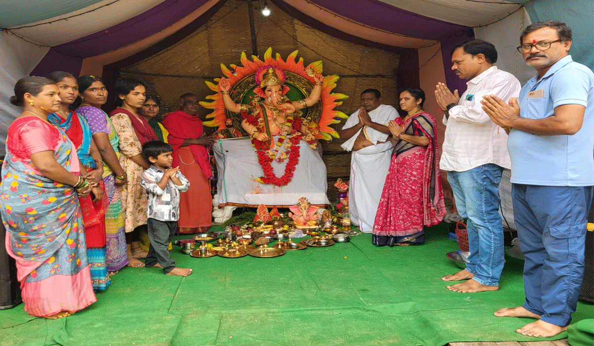 Annadanam | సుల్తానాబాద్‌లో ఘనంగా నవరాత్రి ఉత్సవాలు.. పట్టణంలో అన్నదానం