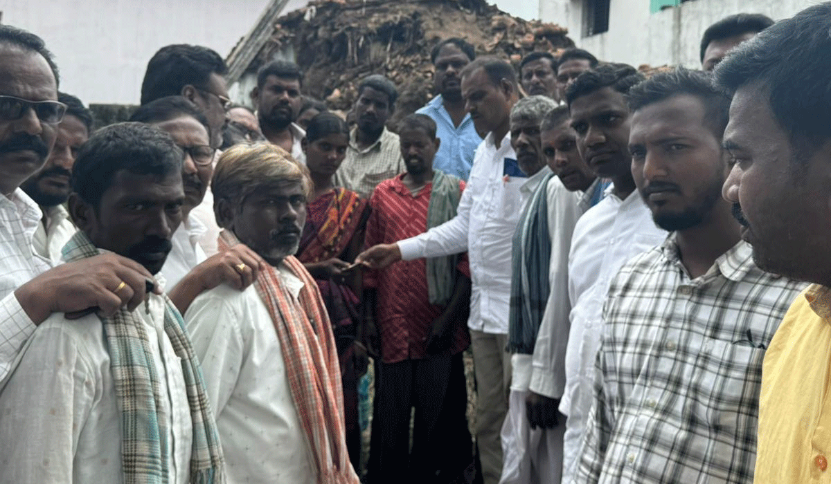 BRS Leaders | బాధిత కుటుంబాలకు బీఆర్ఎస్ అండగా ఉంటుంది.. వర్షాలకు నేలకూలిన ఇండ్లను పరిశీలించిన నాయకులు నేతలు