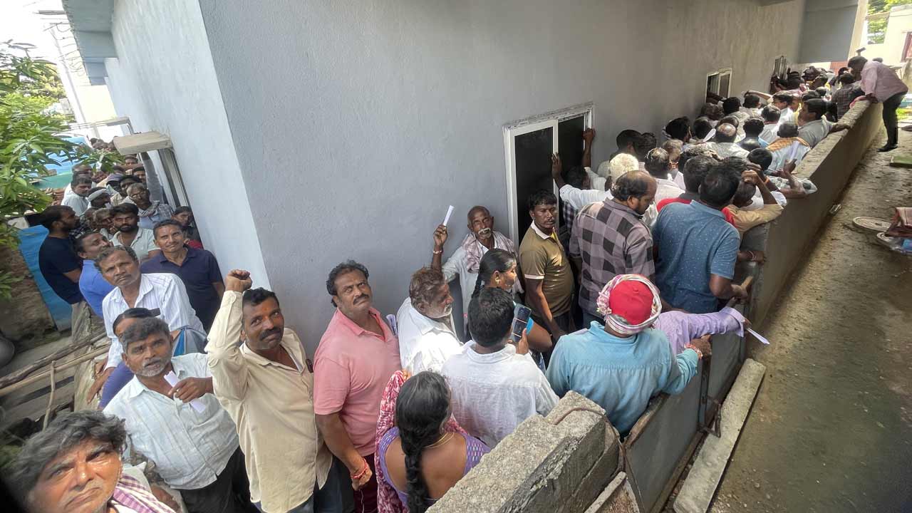 శుక్రవారం హన్మకొండ జిల్లాలో యూరియా కోసం కార్యాలయం చుట్టూ క్యూ కట్టిన రైతులు