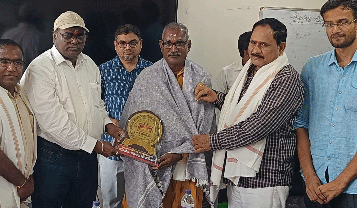 Handloom workers | చేనేత కార్మికులు ఆర్థికంగా ఎదగాలి.. అదనపు కలెక్టర్‌ దాసరి వేణు