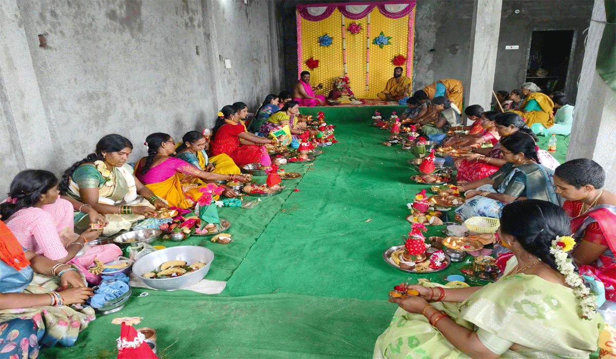 special pujas | కనుకులలో వైభవంగా వరలక్ష్మి వ్రతం.. ప్రత్యేక పూజలు చేసిన మహిళలు