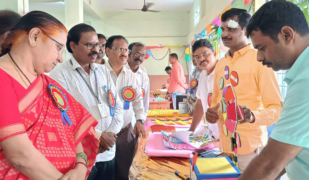 Easy teaching | సులువైన విద్యాబోధనకు బోధనోపకరణాలు ఎంతో ఉపయోగం.. డీఈవో మాధవి