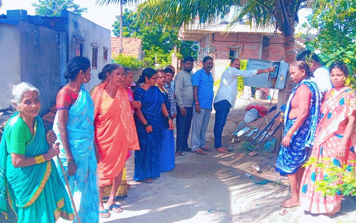 borehole motor | తాగునీటి సమస్యను పరిష్కరించేందుకు బోరు మోటార్‌ బిగించిన బీఆర్‌ఎస్‌ నాయకుడు
