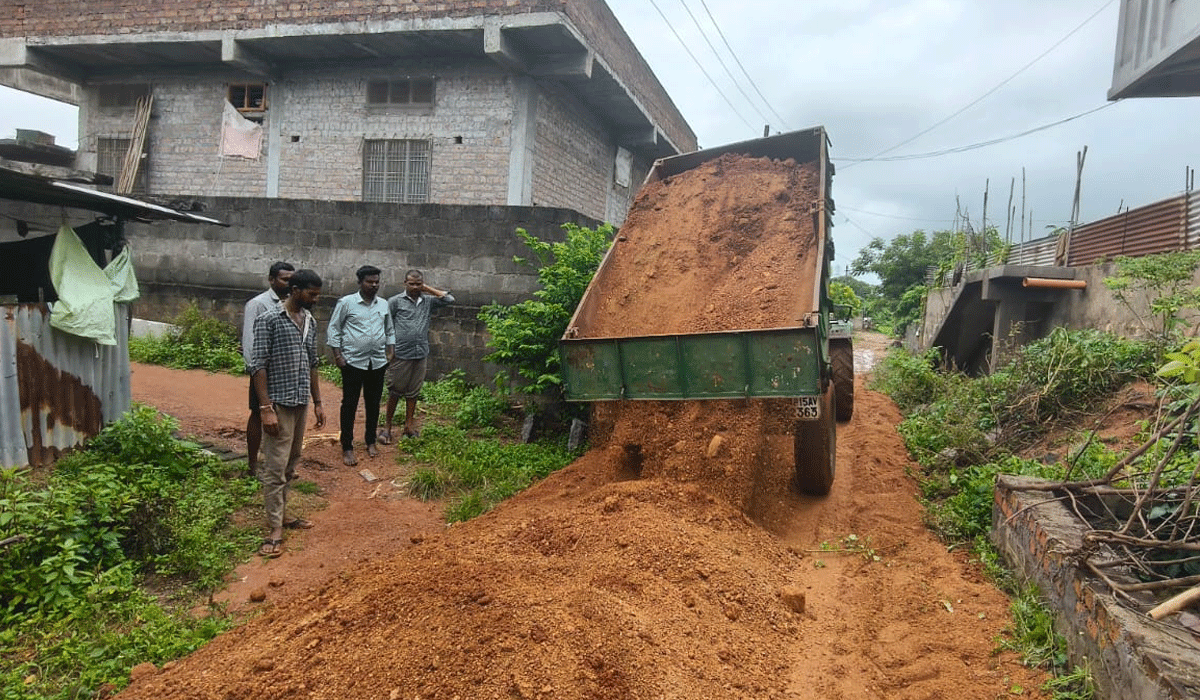 Villagers donate | దెబ్బతిన్న చీమలపేట ఎనిమిదో వార్డు రోడ్డు.. అధికారులు పట్టించుకోకపోవడంతో గ్రామస్తుల శ్రమదానం
