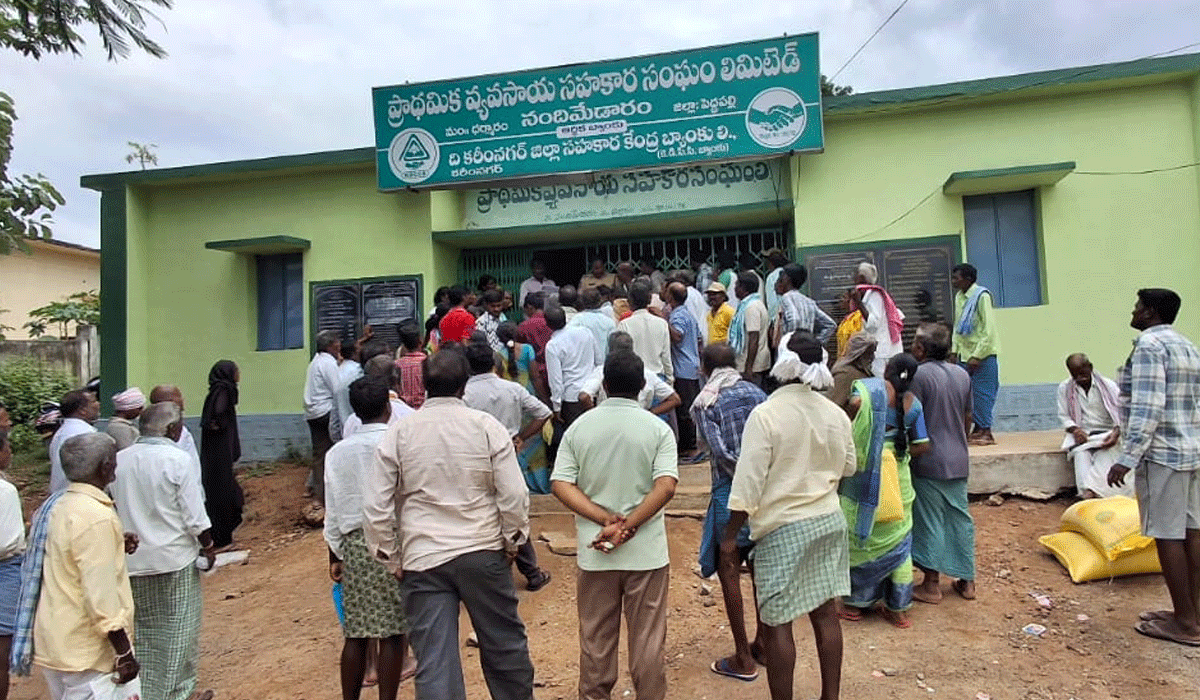 Urea | యూరియా కోసం ధర్మారం సింగిల్ విండో గోదాం వద్ద 2 రోజుల నుంచి అన్నదాతల పడిగాపులు