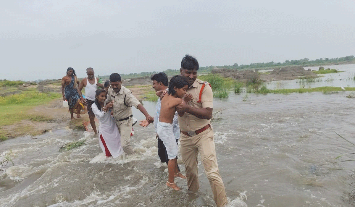 Well done police | శభాష్ పోలీస్..! .. గోదావరిలో చిక్కుకున్న భక్తులను ఒడ్డుకు చేర్చిన రక్షకభటులు
