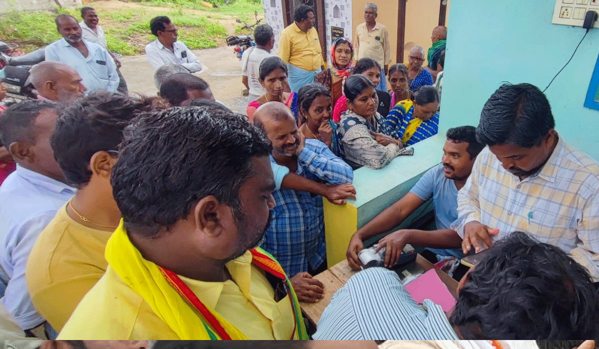 Urea | పంటలకు సరిపడా యూరియా అందక అవస్థలు.. క్యూ లైన్లో పాసు బుక్కులు పెట్టి నిరీక్షణ