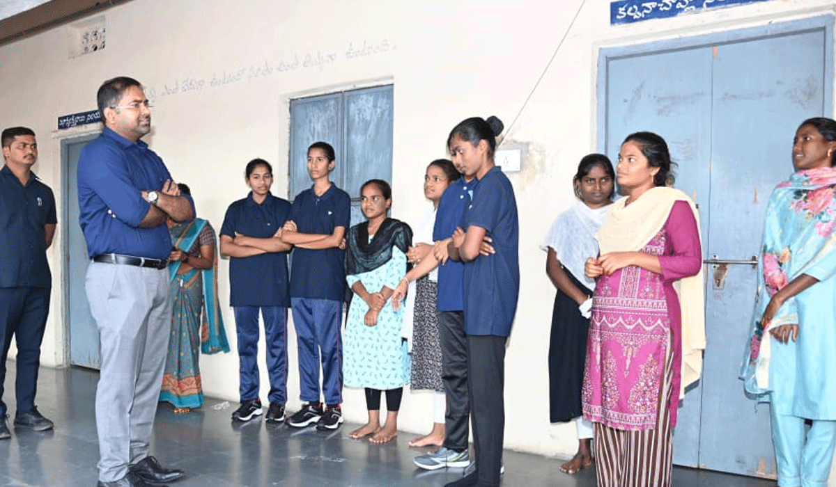 Collector Koya Sri Harsha | హాస్టల్ పరిసరాలను పరిశుభ్రంగా ఉంచుకోవాలి.. పెద్దపల్లి కలెక్టర్ కోయ శ్రీ హర్ష