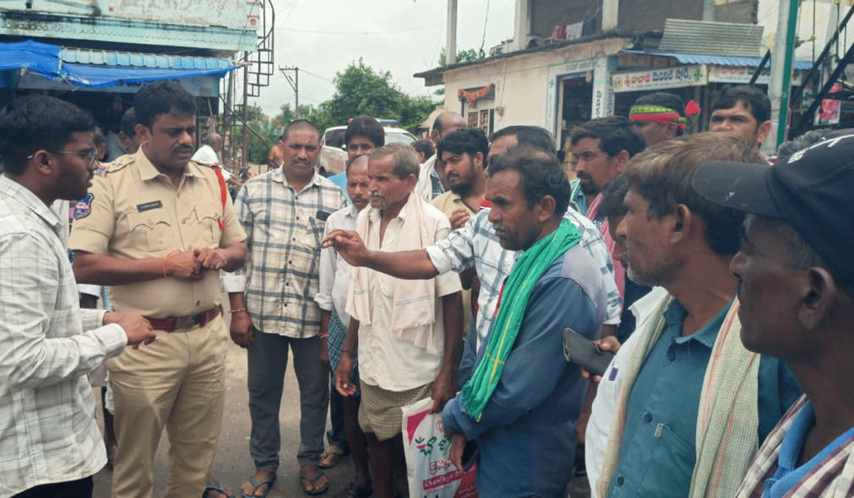 Farmers protest | పెగడపల్లిలో యూరియా కోసం రైతుల నిరసన.. అంబేద్కర్‌ చౌరస్తా వద్ద ధర్నా, రాస్తారోకో