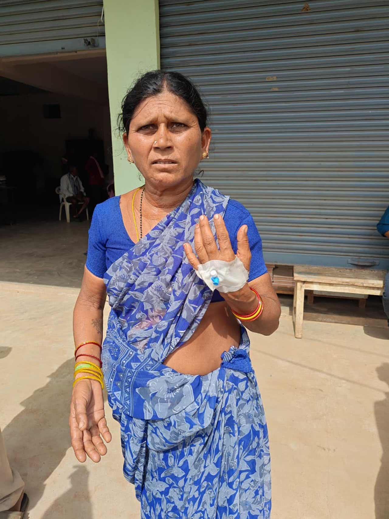 తేలుకుట్టి చికిత్సపొందుతూ యూరియా కోసం మహబూబాబాద్‌ బయ్యారం సహకార సంఘానికి వచ్చిన రైతు కమల