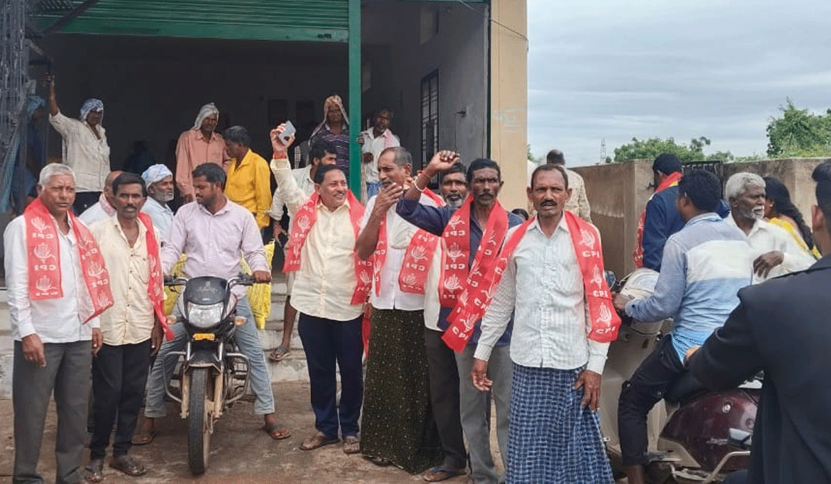 UREA | యూరియా కష్టాలపై సీపీఐ రైతు సంఘం నాయకులు నిరసన