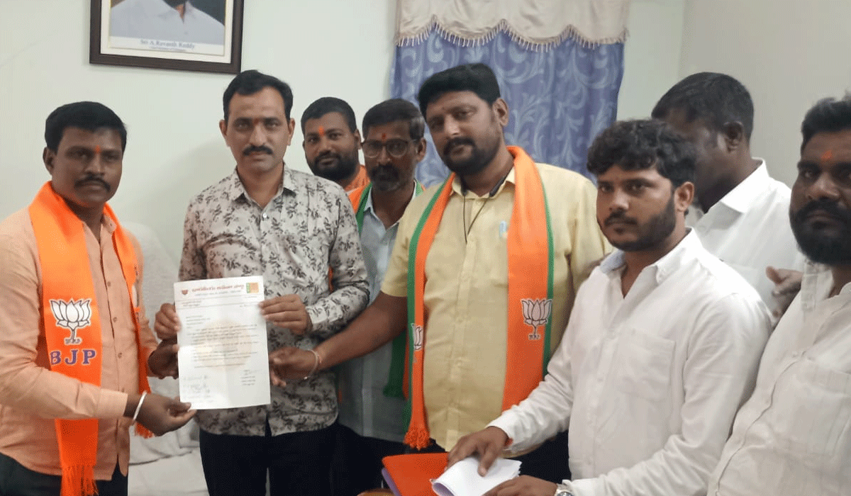 BJP | వినాయక మండపాల వద్ద సౌకర్యాలు సమకూర్చాలి.. మున్సిపల్ కమిషనర్ కు వినతి పత్రం అందజేసిన బీజేపీ