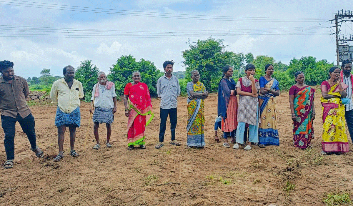 Dalit families protest | వీర్నపల్లిలో సాగు భూములు లాక్కోవద్దని దళిత కుటుంబాల నిరసన
