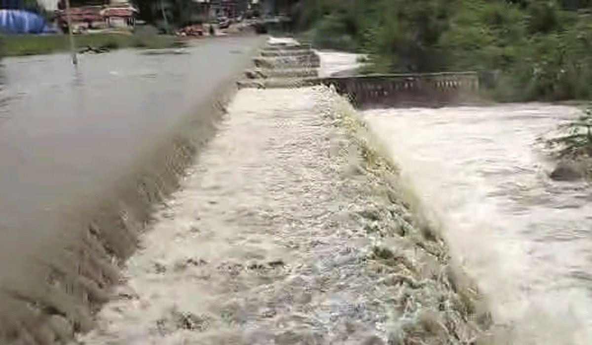 Overflowing | భారీ స్థాయిలో అలుగు పారుతున్న పారువెల్ల గ్రామ పెద్ద చెరువు