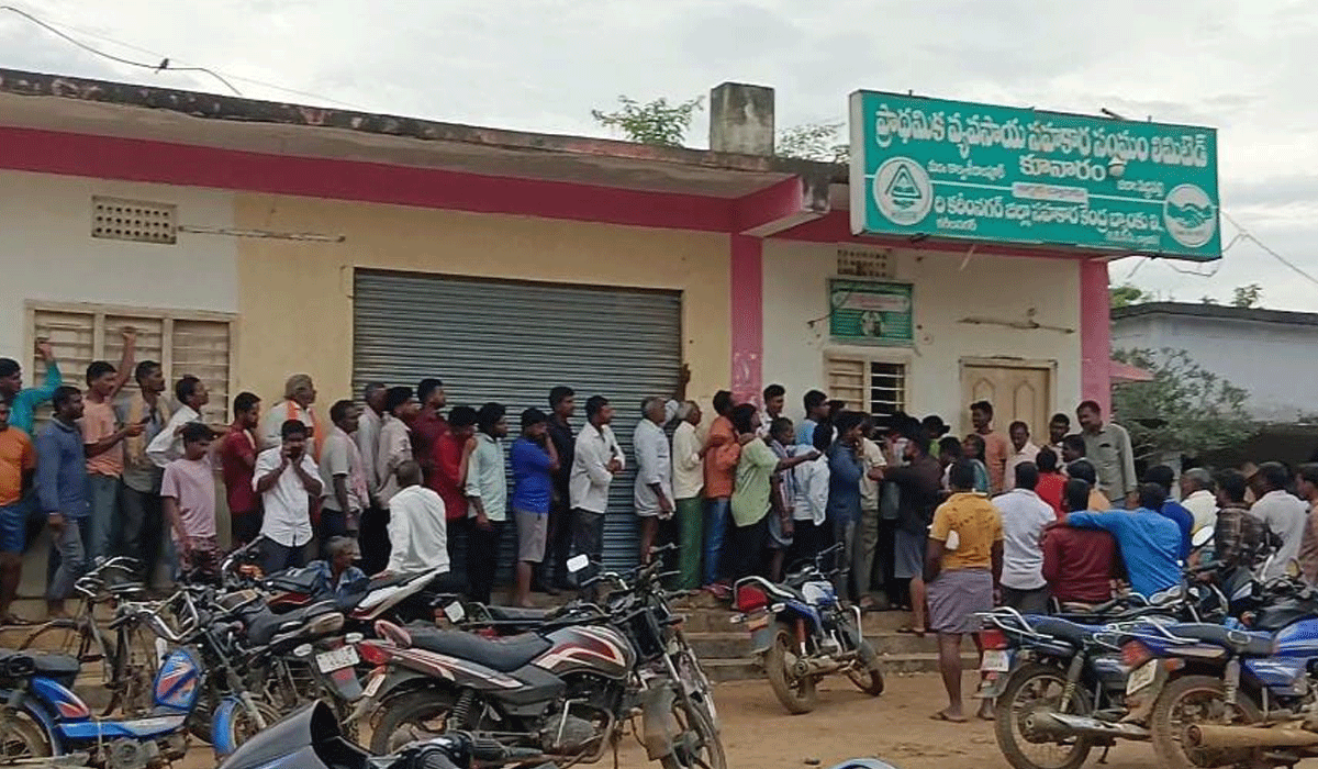 urea | కాల్వ శ్రీరాంపూర్‌లో యూరియా కోసం రైతుల తిప్పలు