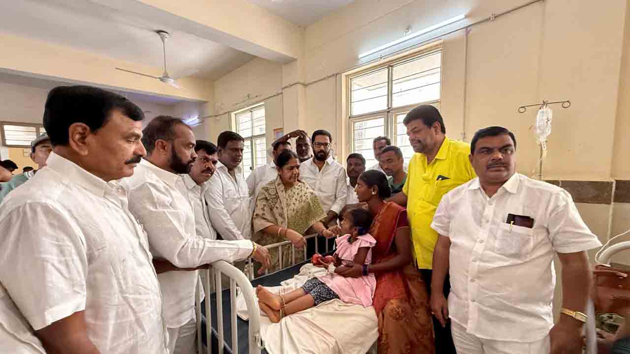 MLA Sunitha lakshma reddy | చిన్నారులకు మెరుగైన వైద్యం అందించాలి.. అంగన్ వాడీ చిన్నారులకు ఎమ్మెల్యే సునీతా లక్ష్మారెడ్డి పరామర్శ