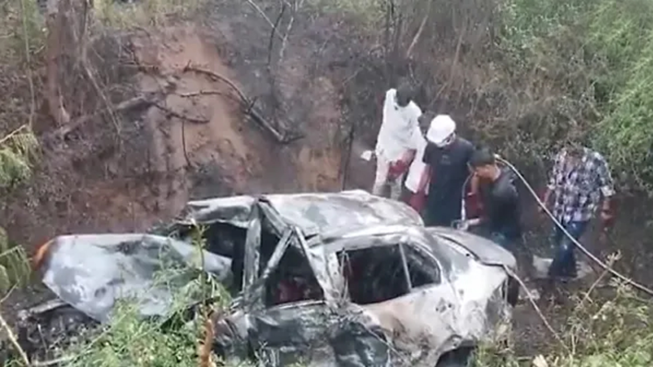 Road Accident | గుజరాత్లో ఘోర రోడ్డు ప్రమాదం.. రెండు వాహనాలు ఢీకొని ఏడుగురు సజీవ దహనం..!
