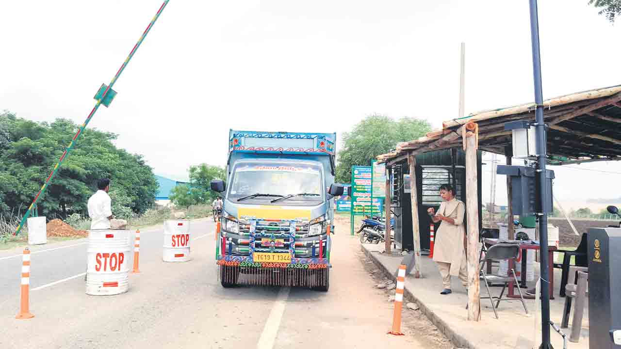 చట్టవిరుద్ధంగా టోల్‌గేట్లు