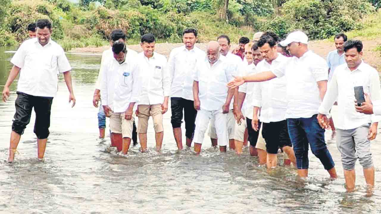 పంటలను పరిశీలిస్తూ.. రైతులకు భరోసానిస్తూ..