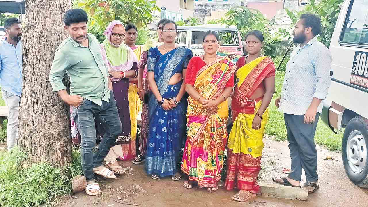 పెండింగ్‌ వేతనాలు చెల్లించాలి