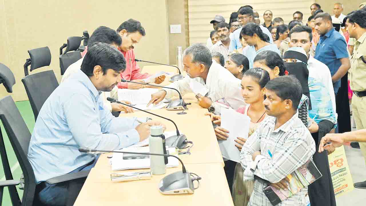 అర్జీలను త్వరగా పరిష్కరించాలి