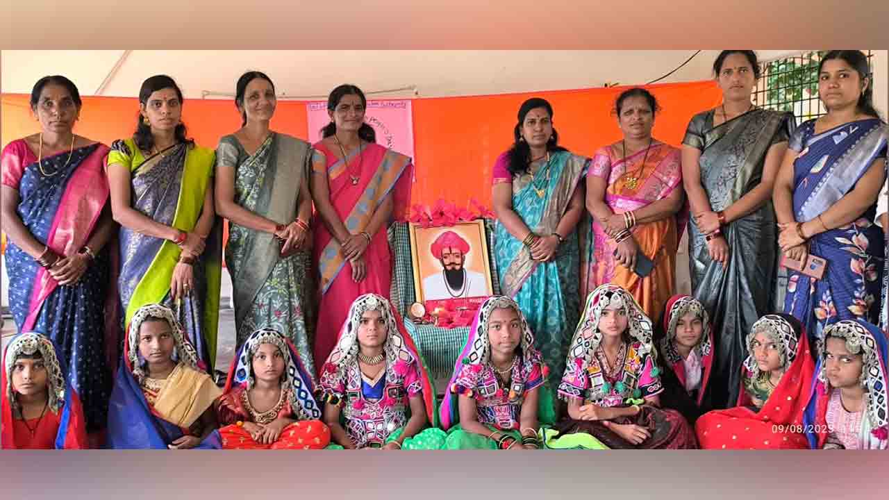 Adivasi day | ఆదివాసీల వేషధారణలో చిన్నారుల సందడి