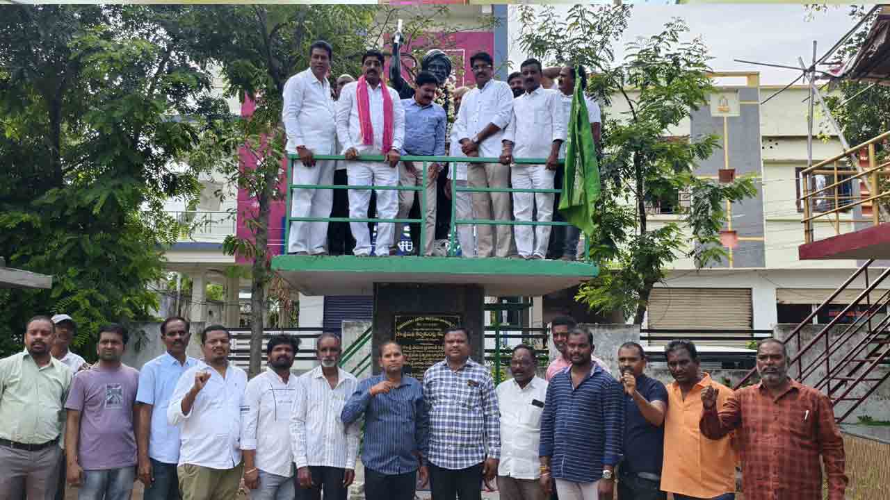 Adivasi Day |  ఆదివాసీ దినోత్సవం.. కొమురం భీం విగ్రహానికి ఘనంగా నివాళులు