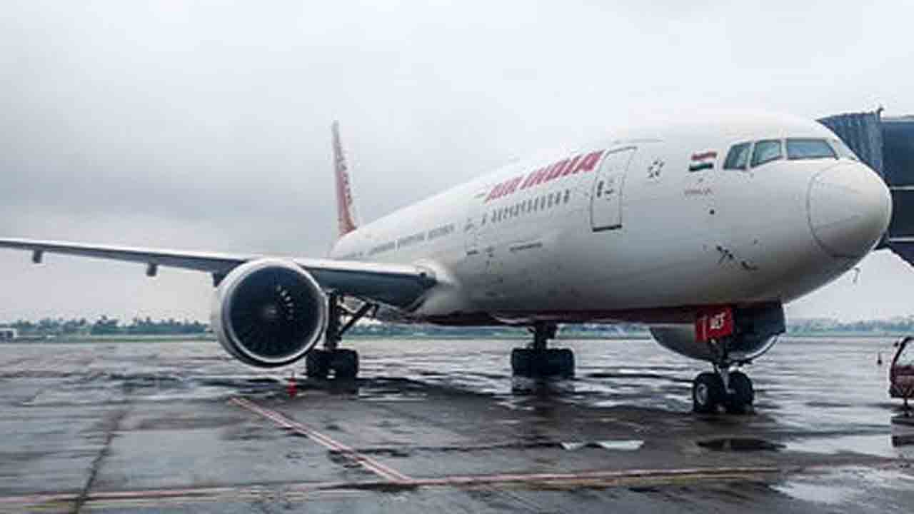 Air India Flight | తెరుచుకోని ఎయిరిండియా ఫ్లైట్‌ డోర్లు.. గంటపాటు విమానంలో చిక్కుకున్న ప్రయాణికులు