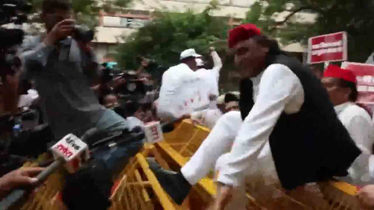 Akhilesh Yadav | ఢిల్లీలో ఉద్రిక్తత.. బారికేడ్లు ఎక్కి దూకిన ఎంపీ అఖిలేష్‌ యాదవ్‌.. వీడియో వైరల్‌