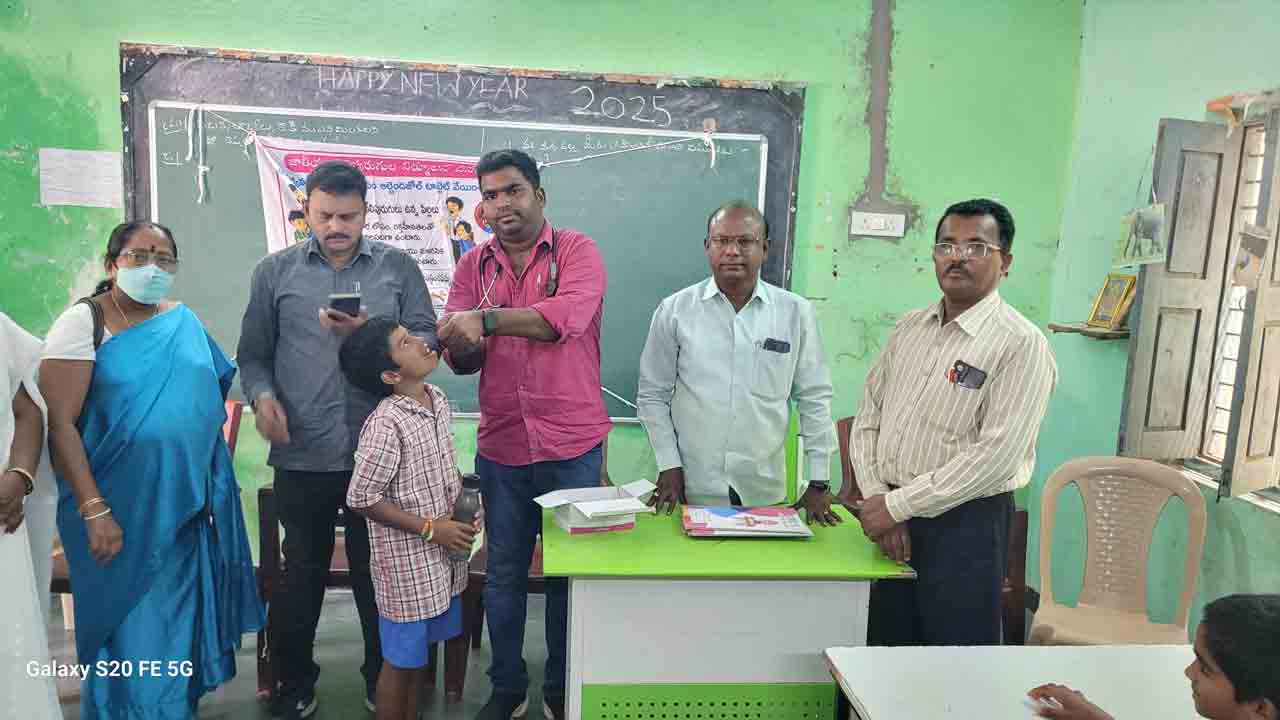 Albendazole Tablets | పిల్లల ఆరోగ్యానికి రక్షణగా ఆల్బెండజోల్ మాత్రలు : మెడికల్ ఆఫీసర్ నాగరాజు