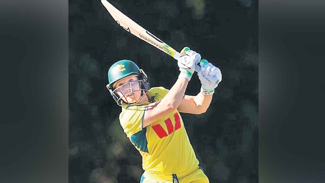 అలీస్సా హిలీ సెంచరీ