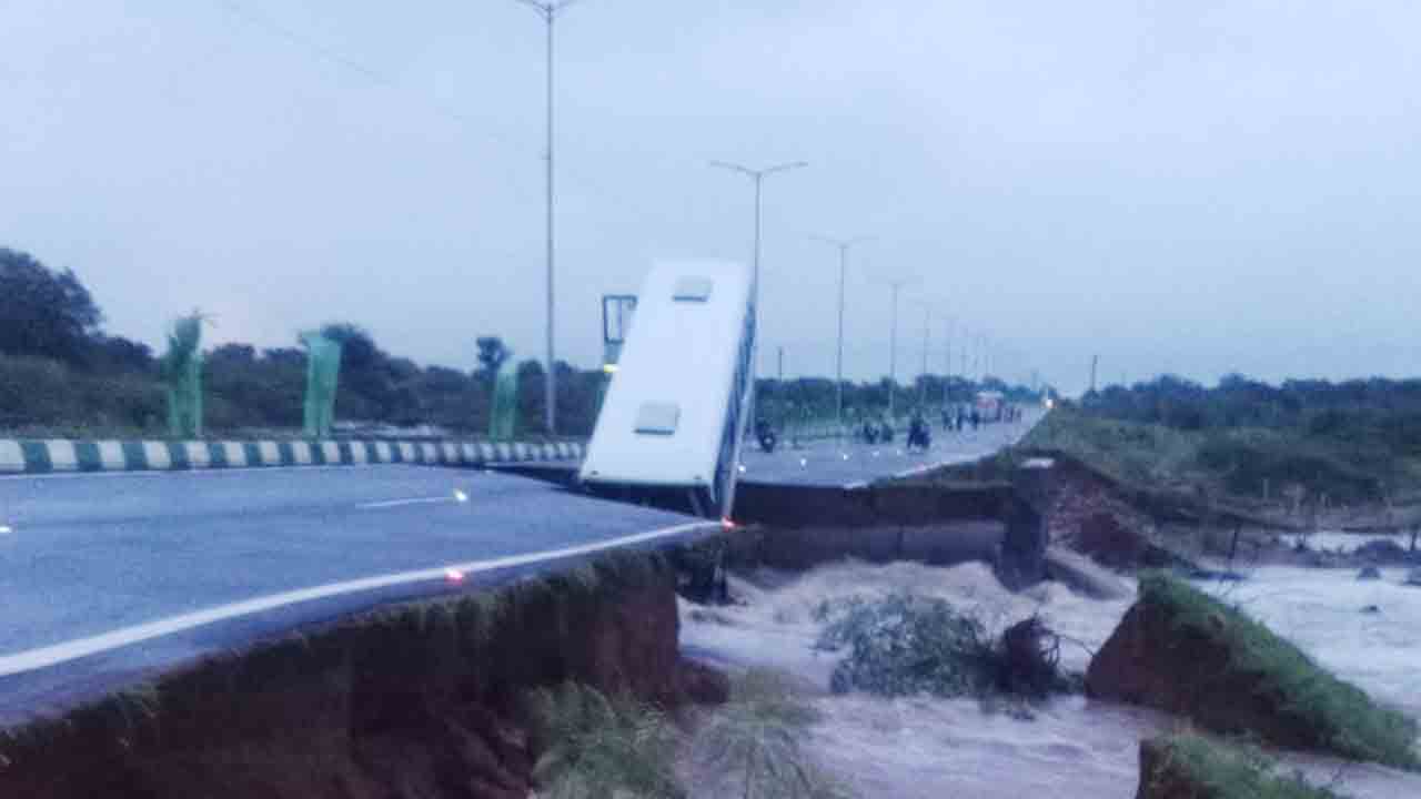 Employees Safe | తృటిలో తప్పిన ఘోర ప్రమాదం.. 20 మంది ఉద్యోగస్థులు క్షేమం