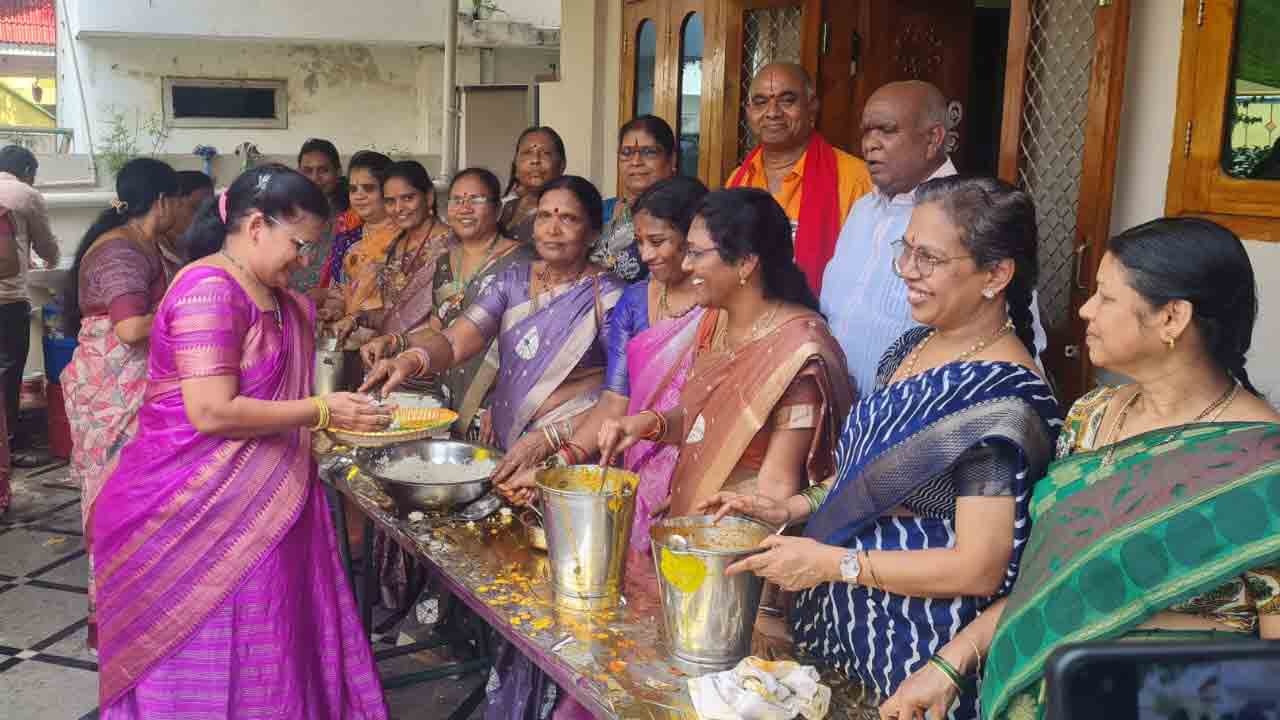 Ganesh festival | గణేష్‌ ఉత్సవాల సందర్భంగా శివనగర్‌లో అన్న ప్రసాద వితరణ