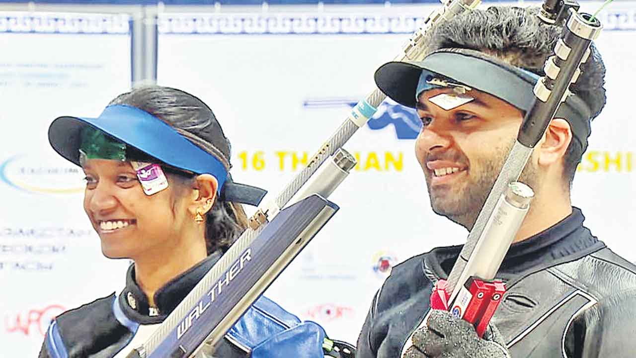 అర్జున్‌, ఎలావెనిల్‌ స్వర్ణ గురి.. ఏషియన్‌ షూటింగ్‌ చాంపియన్‌షిప్‌