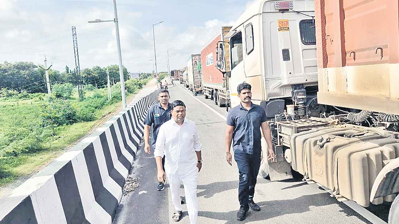 ట్రాఫిక్‌లో చిక్కుకున్న జీవన్‌రెడ్డి