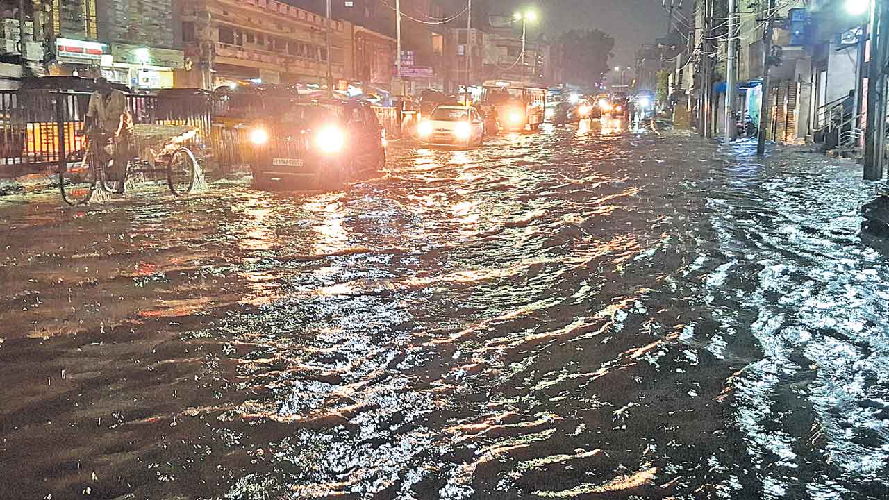 సిటీలో వరదలు ఢిల్లీలో మంత్రులు