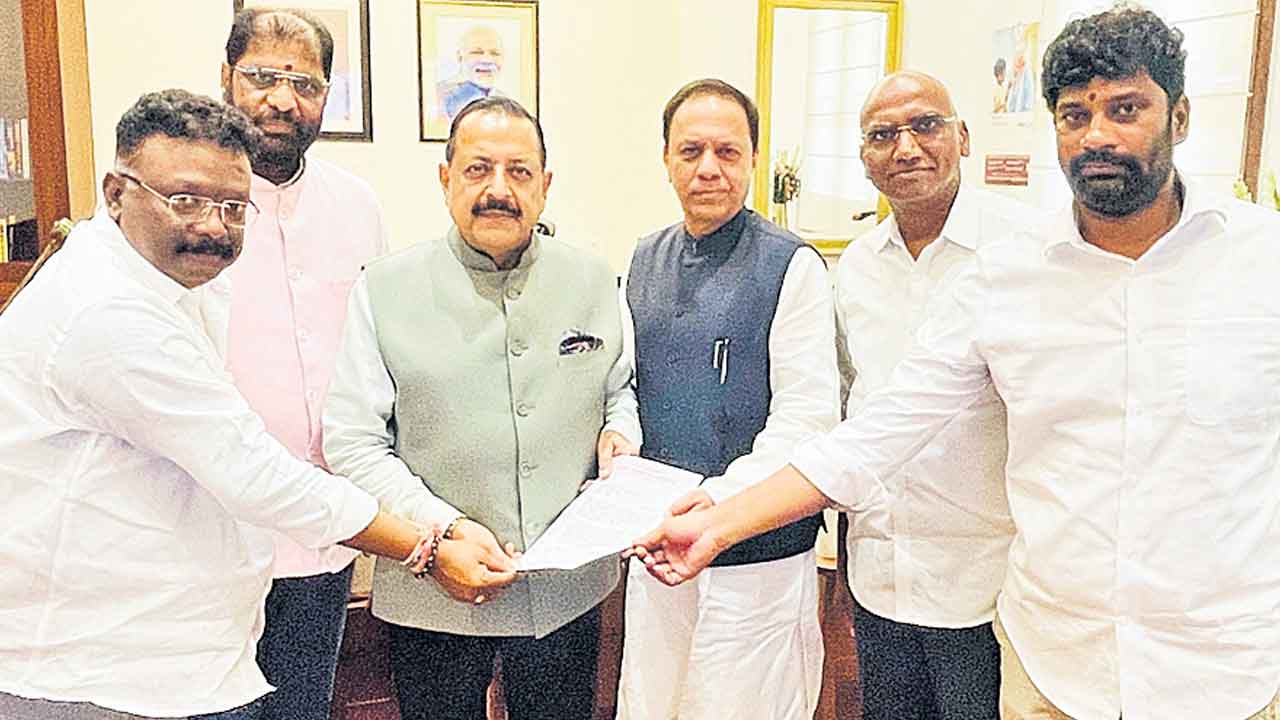 ఇద్దరు బ్యూరోక్రాట్లపై బీఆర్ఎస్ ఫైర్.. ఆ అధికారులపై కేంద్రానికి ఫిర్యాదు