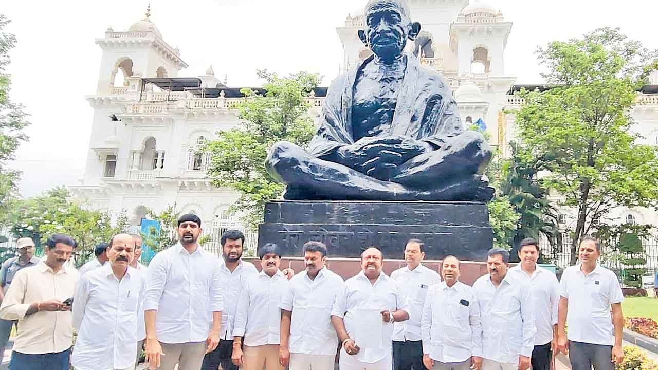 అసెంబ్లీలో బీఆర్‌ఎస్‌ అలజడి.. ఫిరాయింపు ఎమ్మెల్యేలపై వేటేయండి