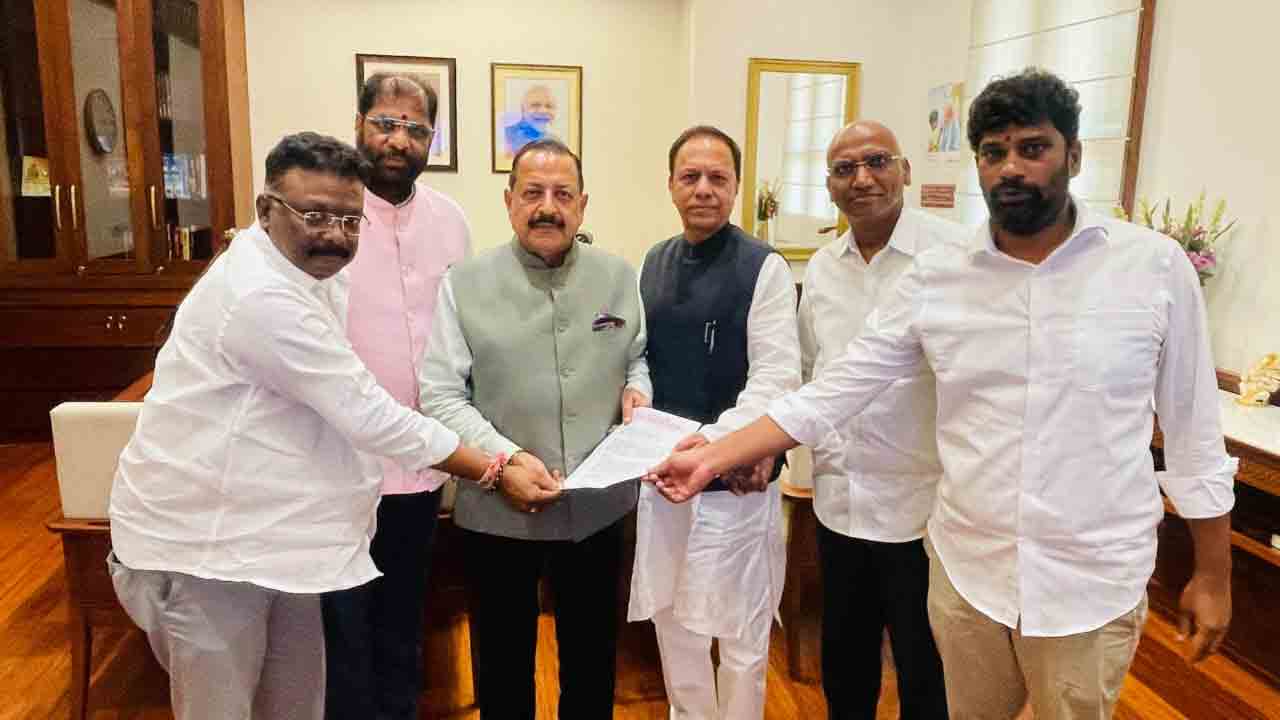 తెలంగాణలోని ఇద్దరు సివిల్‌ సర్వెంట్స్‌పై కేంద్రానికి బీఆర్‌ఎస్‌ ఫిర్యాదు