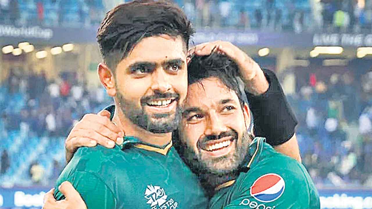 బాబర్‌, రిజ్వాన్‌ ఔట్‌