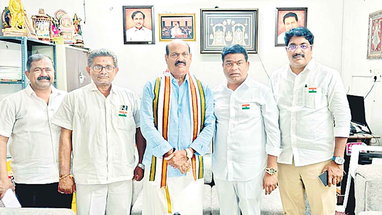 పదేండ్ల కేసీఆర్ స్వర్ణ యుగం.. రాబందుల పాలు