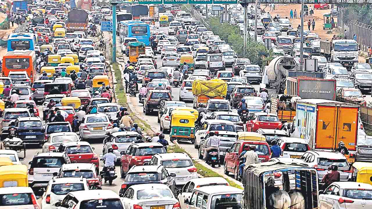 ఏడాదికి 117 గంటలు ట్రాఫిక్‌లోనే.. బెంగళూరు వాసుల దుస్థితి