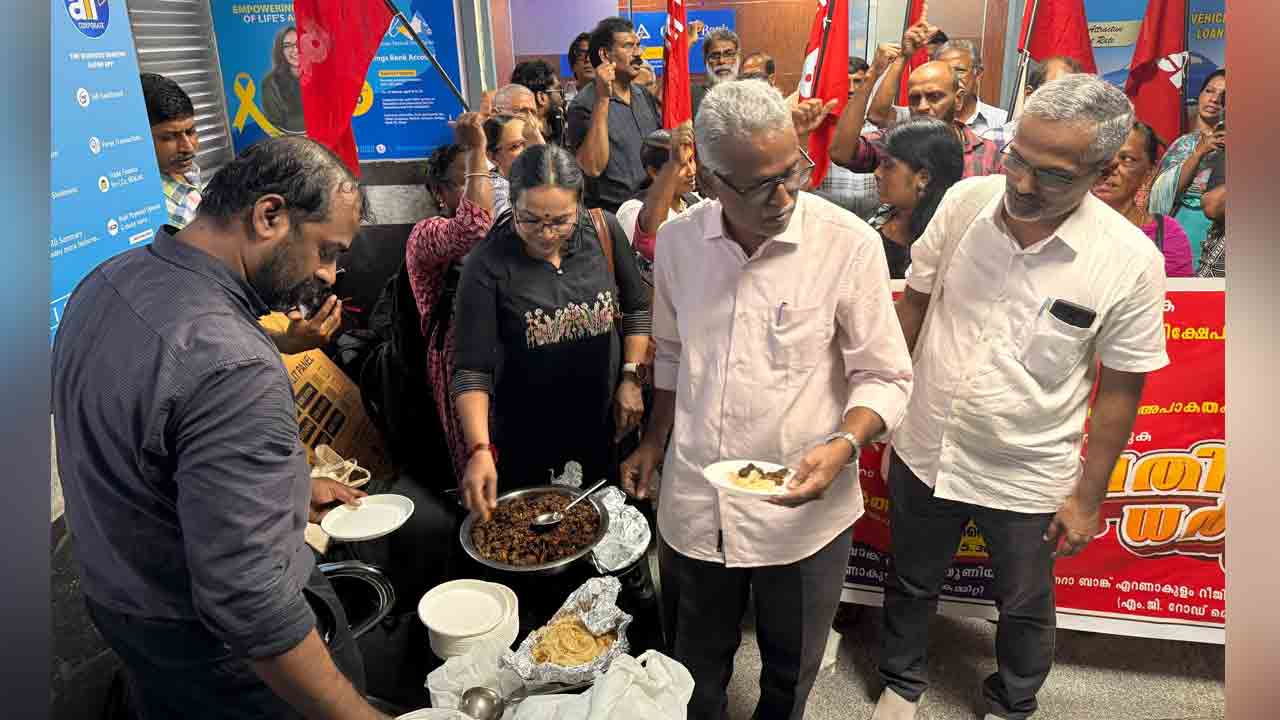 Beef Row In Kerala | బీఫ్ తినొద్దన్న బ్యాంక్ మేనేజర్.. బ్యాంక్ బయటే బీఫ్ ఫెస్టివల్ ఏర్పాటు చేసిన ఉద్యోగులు