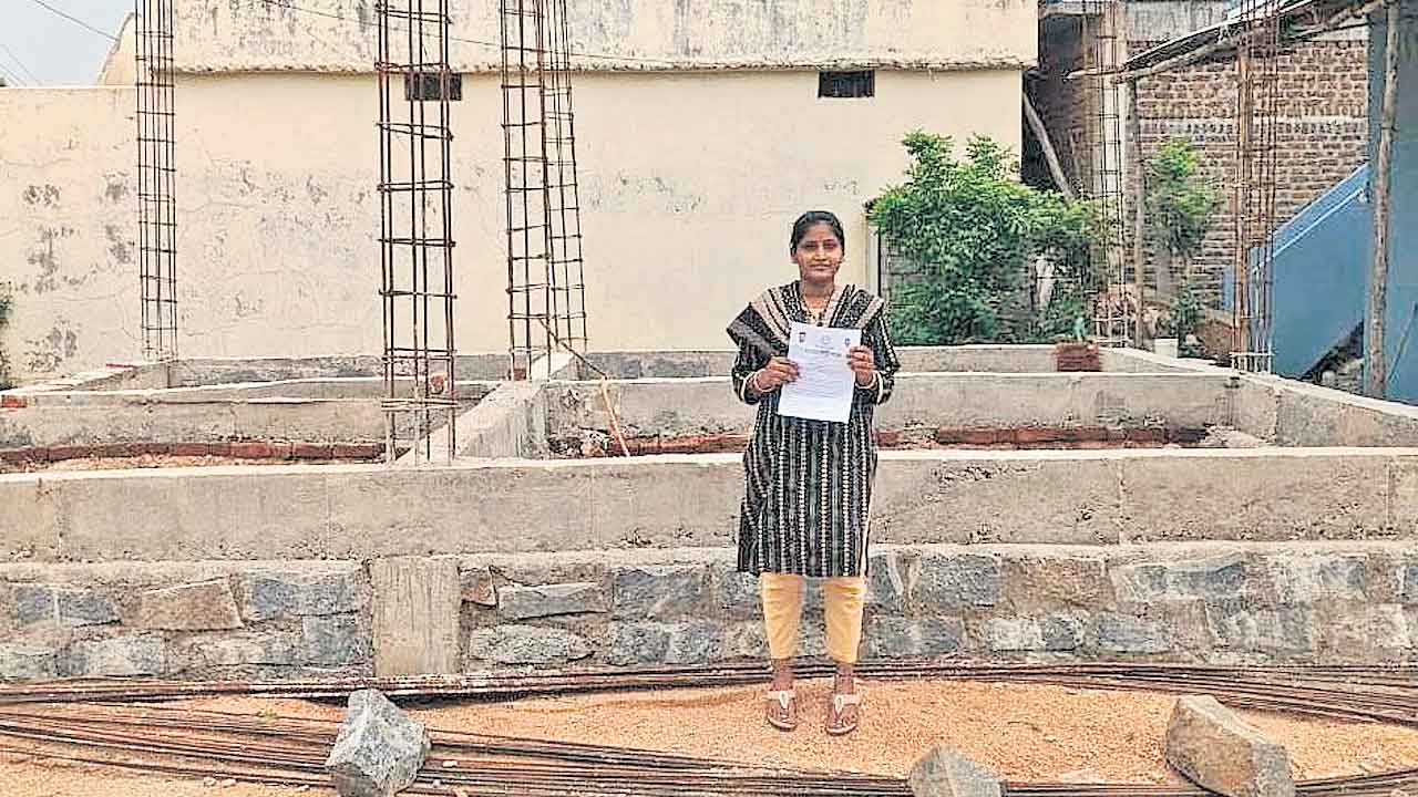 పుస్తెలతాడు కుదువ పెట్టి బేస్మెంట్‌ కట్టిన