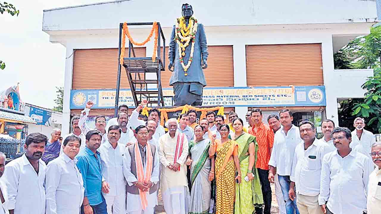 చేనేత క్లస్టర్‌ డెవలప్‌మెంట్‌ సెంటర్‌ ఏర్పాటుకు కృషి