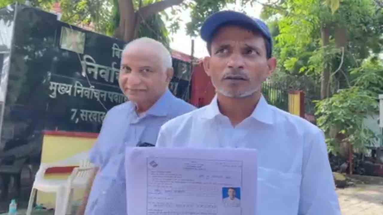 Bihar Man | చనిపోయినట్లు నిర్ధారించి ఓటరు జాబితా నుంచి పేరు తొలగింపు.. తాను బతికే ఉన్నానంటూ బీహార్‌ వ్యక్తి మొర