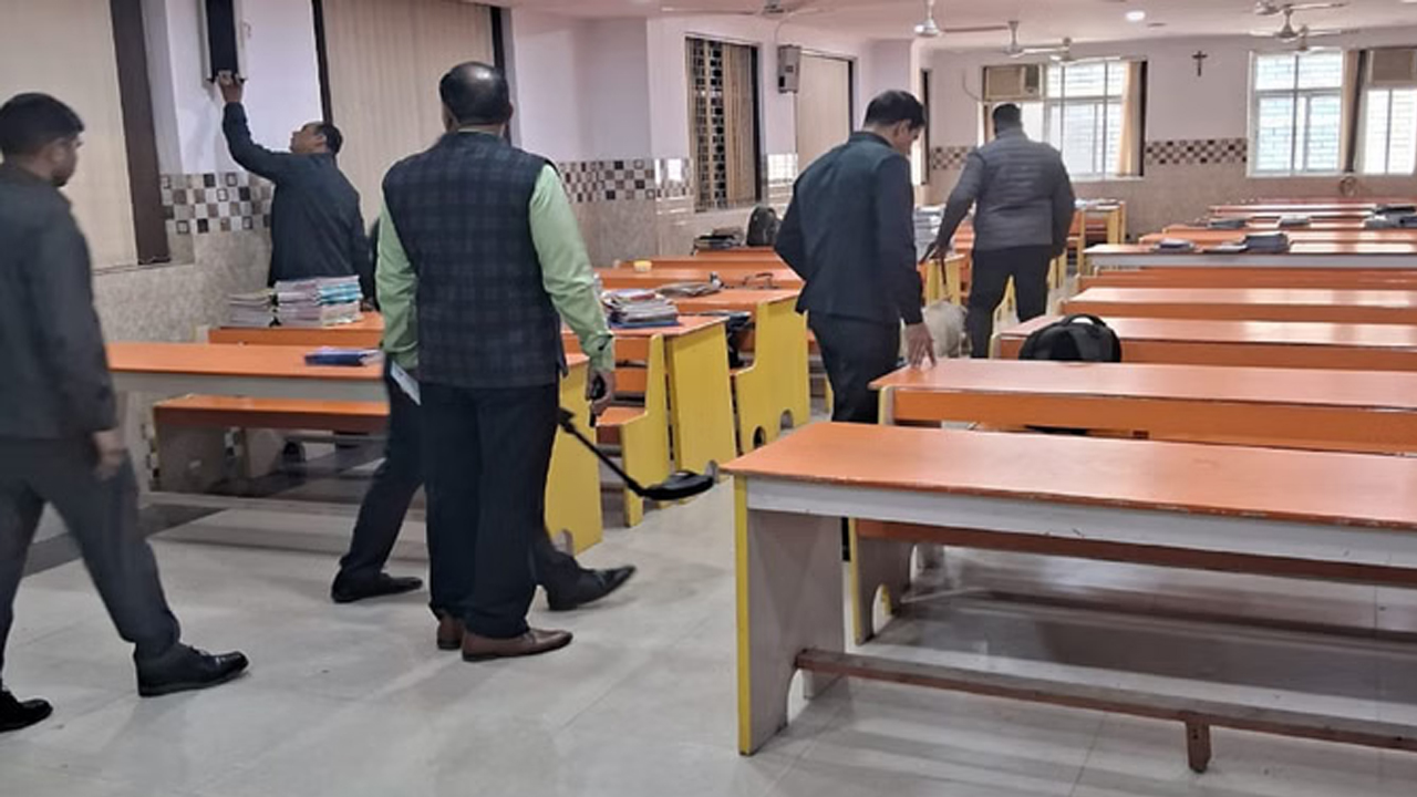 Schools Bomb Threat | వరుసగా ఐదోరోజు.. ఢిల్లీలోని పాఠశాలకు బాంబు బెదిరింపు..!