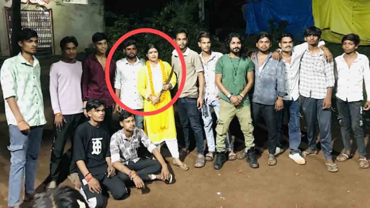 Brother Kills Man For Harassing Sister | సోదరిని వేధిస్తున్న వ్యక్తి.. ఆమె కేక్ కట్ చేసిన కత్తితో పొడిచి చంపిన సోదరుడు